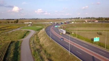 Avrupa speedway yukarıdan görüldü. Otobanın drone çekimi 