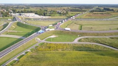 Avrupa speedway yukarıdan görüldü. Otobanın drone çekimi 