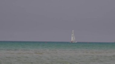 Akdeniz 'de ufukta görülen küçük yat-Sicilya, Italya.