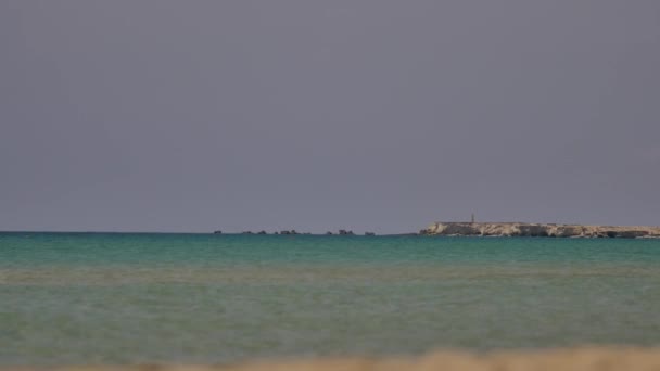 地中海に地平線上に見られる小型ヨット シチリア イタリア — ストック動画