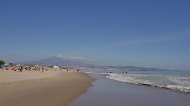 Άνθρωποι Που Ξεκουράζονται Στην Παραλία Σικελία Ιταλία — Αρχείο Βίντεο