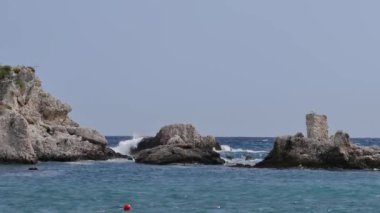 Taormina, Sicilya yakınlarındaki kıyı şeridi. Giardini Naxos manzarası