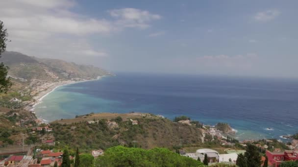 タオルミーナ シチリア島の近くの海岸線 ジャルディーニナクソスの眺め — ストック動画