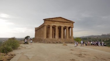 Tapınaklar Valle del Templi, Sicilya. Eski tapınaklar - Sicilya'daki ünlü dönüm noktası.