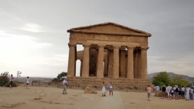Tapınaklar Valle del Templi, Sicilya. Eski tapınaklar - Sicilya'daki ünlü dönüm noktası.