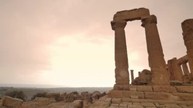 Tapınaklar Valle del Templi, Sicilya. Eski tapınaklar - Sicilya'daki ünlü dönüm noktası.