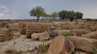 Tapınaklar Valle del Templi, Sicilya. Eski tapınaklar - Sicilya'daki ünlü dönüm noktası.