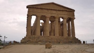 Tapınaklar Valle del Templi, Sicilya. Eski tapınaklar - Sicilya'daki ünlü dönüm noktası.