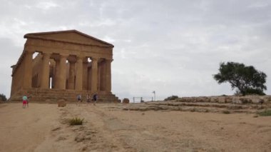Tapınaklar Valle del Templi, Sicilya. Eski tapınaklar - Sicilya'daki ünlü dönüm noktası.