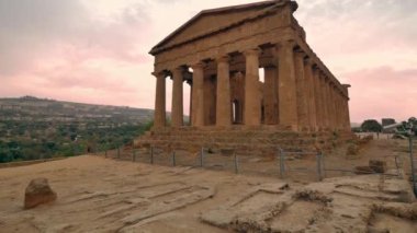 Tapınaklar Valle del Templi, Sicilya. Eski tapınaklar - Sicilya'daki ünlü dönüm noktası.