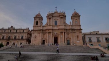 Sicilya, Noto Panoraması. Turistlerle dolu şehirde akşam.