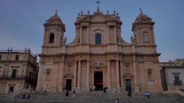 Sicilya, Noto Panoraması. Turistlerle dolu şehirde akşam.