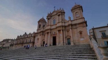 Sicilya, Noto Panoraması. Turistlerle dolu şehirde akşam.