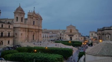 Sicilya, Noto Panoraması. Turistlerle dolu şehirde akşam.