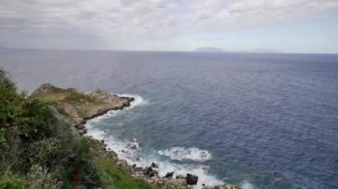 Capo di Milazzo, Sicilya. Sicilya Rocky kıyı şeridi. İtalya'nın peyzaj.