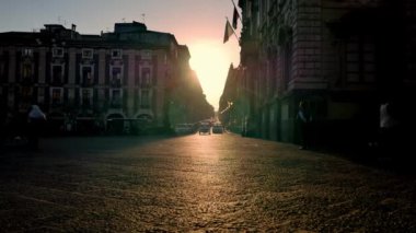 Sokakta tanınmayan insanlar. Günbatımında Sicilya Caddesi. 
