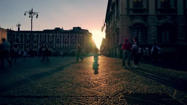 街上那些难以辨认的人 夕阳西下的西西里街 — 图库视频影像