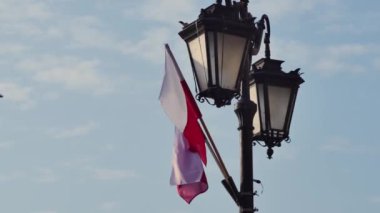 Varşova 'da Polonya bayrağı ve sokak lambaları