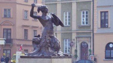 Varşova Sirene - Varşova'nın eski şehrin ortasında ünlü heykeli. Varşova sembolü. Pürüzsüz, dinamik sahne gimbal ile Ekim 2018 kaydedildi.