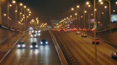 Varşova sokaklarında arabalar. Avrupa'da trafik.