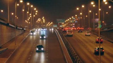 Varşova sokaklarında arabalar. Avrupa'da trafik.