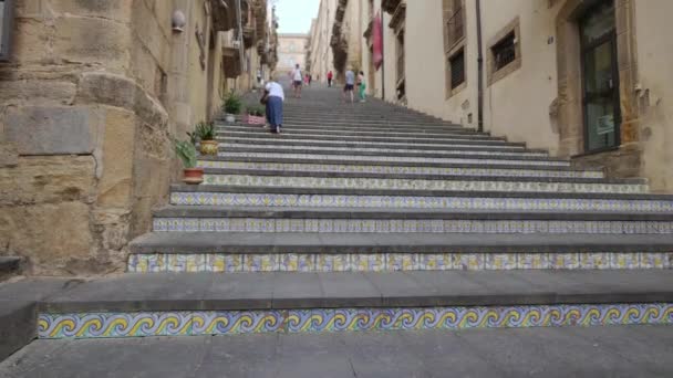 タオルミーナは シチリアの有名なセラミック階段 イタリアのアーキテクチャ — ストック動画