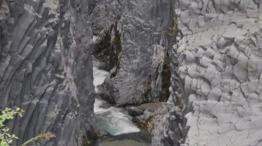 Sicilya 'daki Alcantara Nehri. Şelaleleri ve ilginç kaya oluşumları olan bir kanyon. İtalya 'nın Doğası.