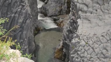 Sicilya 'daki Alcantara Nehri. Şelaleleri ve ilginç kaya oluşumları olan bir kanyon. İtalya 'nın Doğası.