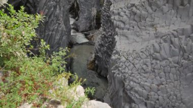 Sicilya 'daki Alcantara Nehri. Şelaleleri ve ilginç kaya oluşumları olan bir kanyon. İtalya 'nın Doğası.