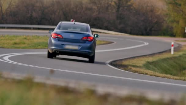 Auto Een Bochtige Weg Warme Natuurlijke Licht — Stockvideo