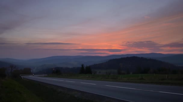 Машина Шляху Між Пагорбами Прекрасний Захід Сонця Барвистим Небом — стокове відео