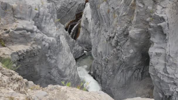 Alcantara Rivier Sicilië Canyon Met Watervallen Interessante Rotsformaties Aard Van — Stockvideo