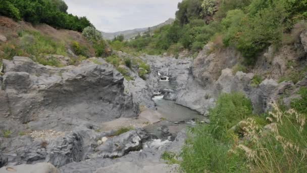 Ποταμός Αλκαντάρα Στη Σικελία Φαράγγι Καταρράκτες Και Ενδιαφέροντες Βραχώδεις Σχηματισμούς — Αρχείο Βίντεο