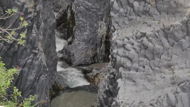 Alcantara Folyó Szicíliában Kanyon Vízesésekkel Érdekes Kőképződményekkel Olaszország Jellege — Stock videók