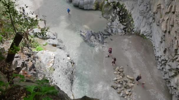 Alcantara Folyó Szicíliában Kanyon Vízesésekkel Érdekes Kőképződményekkel Olaszország Jellege — Stock videók