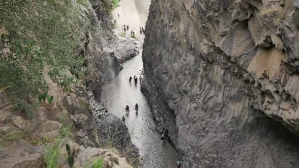 Río Alcántara Sicilia Cañón Con Cascadas Interesantes Formaciones Rocosas Naturaleza — Vídeos de Stock