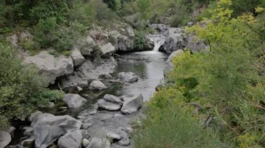 Sicilya 'daki Alcantara Nehri. Şelaleleri ve ilginç kaya oluşumları olan bir kanyon. İtalya 'nın Doğası. 