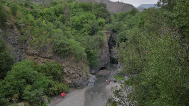 Río Alcántara Sicilia Cañón Con Cascadas Interesantes Formaciones Rocosas Naturaleza — Vídeos de Stock