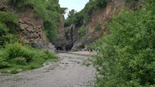 Río Alcántara Sicilia Cañón Con Cascadas Interesantes Formaciones Rocosas Naturaleza — Vídeos de Stock