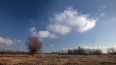 Zaman ayarlı bulutlar sahada hareket ediyor. Bahar manzarası görüntüleri.