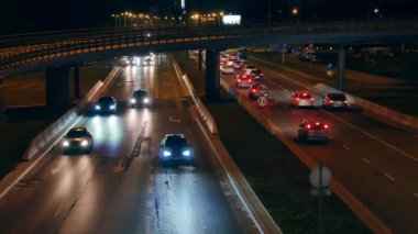 Varşova sokaklarında trafik sıkışık. Büyük şehir caddesinin akşam manzarası.