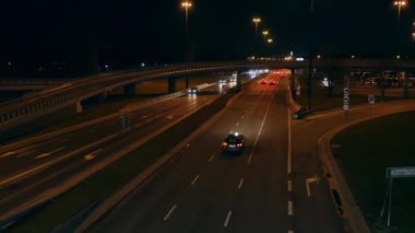 Varşova sokaklarında trafik sıkışık. Büyük şehir caddesinin akşam manzarası.