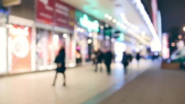 Persone Irriconoscibili Che Camminano Strada Molto Luminoso Fuori Fuoco Scena — Video Stock