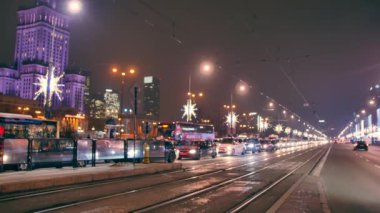 Varşova sokaklarında trafik sıkışık. Büyük şehir caddesinin akşam manzarası.