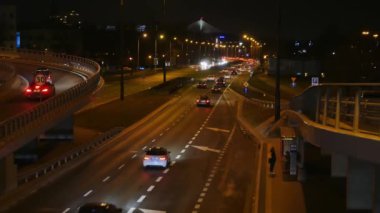 Varşova sokaklarında trafik sıkışık. Büyük şehir caddesinin akşam manzarası.