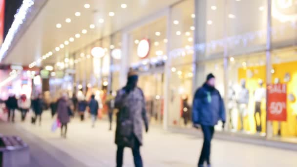 Persone Irriconoscibili Che Camminano Strada Molto Luminoso Fuori Fuoco Scena — Video Stock