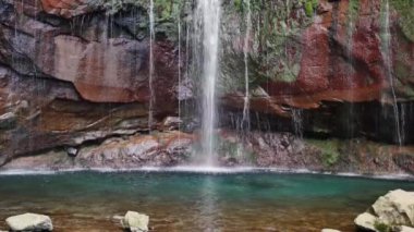 25 Fontes Madeira düşüyor. Yeşil tepeler ve ormanların midlle güzel şelale.