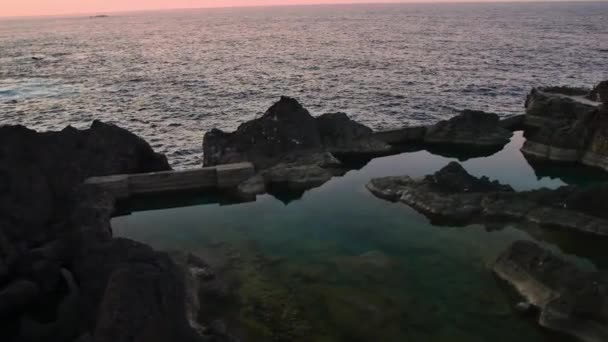 Rotsachtige Zwembaden Porto Moniz Madeira Zonsondergang Aan Atlatinc Kust — Stockvideo
