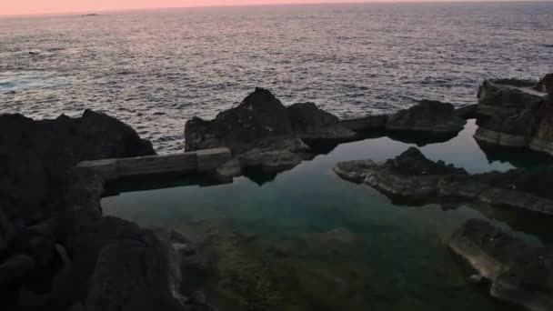 Porto Moniz Madeira Içinde Kayalık Havuzlar Atlatinc Sahilinde Günbatımı — Stok video