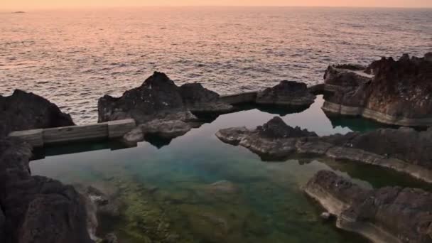 Porto Moniz Madeira Içinde Kayalık Havuzlar Atlatinc Sahilinde Günbatımı — Stok video